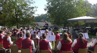 De fanfare van Merksplas geeft een optreden op het domein in Merksplas.