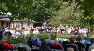 De fanfare van Merksplas geeft een optreden op het domein in Merksplas.